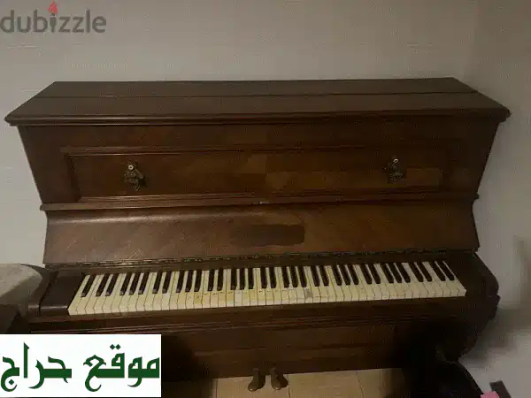 بيانو خشبي فاخر مستعمل - فرصة ذهبية لعشاق الموسيقى!
