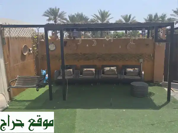 استمتع بأجواء لوى الساحرة مع جلسة كراسي خارجية فاخرة!
