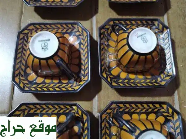 طقم فناجين ملكي ألماني فاخر: تحفة نادرة من الفضة والبورسلين بتقنية تغيير اللون!