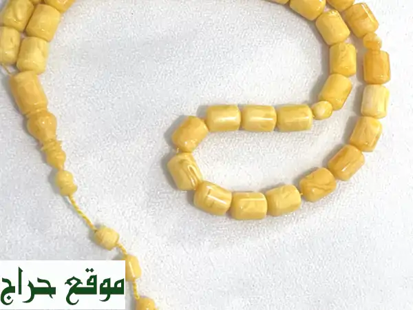 سبحة تراب الكهرمان: جمالٌ يفوحُ عطراً، وصلابةٌ تُسْهِلُ يمينك