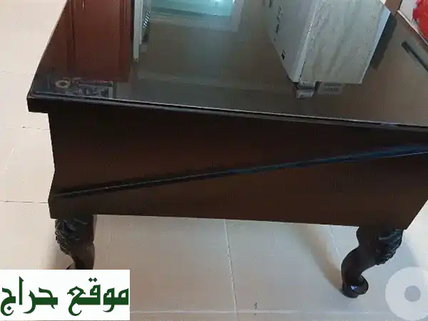 طاولة خشبية أنيقة بتصميم عصري - مثالية لصالونك...