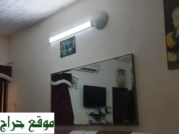 مرآة ضخمة وثقيلة بحالة ممتازة - أضف أناقة فاخرة لمنزلك!