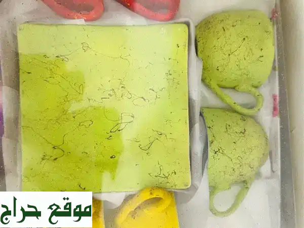 أقداح قهوة ملونة: استمتع بقهوتك الصباحية بأناقة! ☕