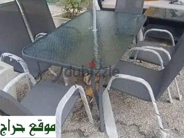 طاولة مع 6 كراسي رمادية أنيقة - مثالية لحديقتك أو منزلك!