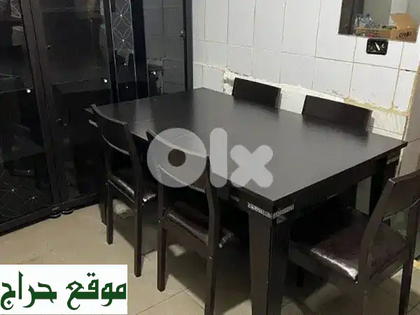 طقم سفرة فاخر شبه جديد - فرصة لا تُفوّت!  (طاولة قابلة للتمديد + 6 كراسي جلد)