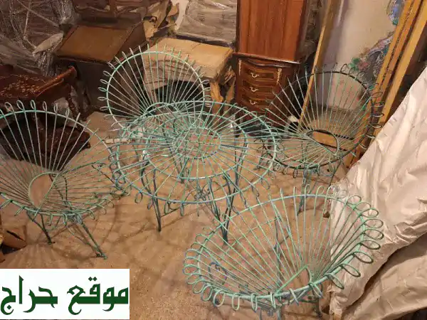 طاولة مع ٤ كراسي فيرفورجي انتيك قديم