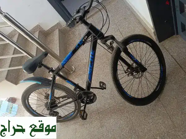 دراجة أطفال أزرق وأسود - بحالة ممتازة!  فرصة لا تُفوّت!