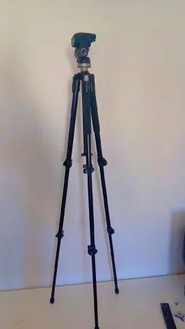 حامل كاميرا ثلاثي الارجل (Tripod) مع رأس كروي 360 درجة من ماركة Manfrotto، صناعة إيطالية من النوع الاحترافي المخصص لتثبيت الكاميرات أثناء 4