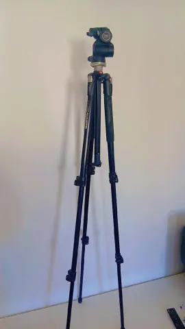 حامل كاميرا ثلاثي الارجل (Tripod) مع رأس كروي 360 درجة من ماركة Manfrotto، صناعة إيطالية من النوع الاحترافي المخصص لتثبيت الكاميرات أثناء 5
