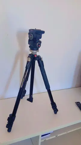 حامل كاميرا ثلاثي الارجل (Tripod) مع رأس كروي 360 درجة من ماركة Manfrotto، صناعة إيطالية من النوع الاحترافي المخصص لتثبيت الكاميرات أثناء 3