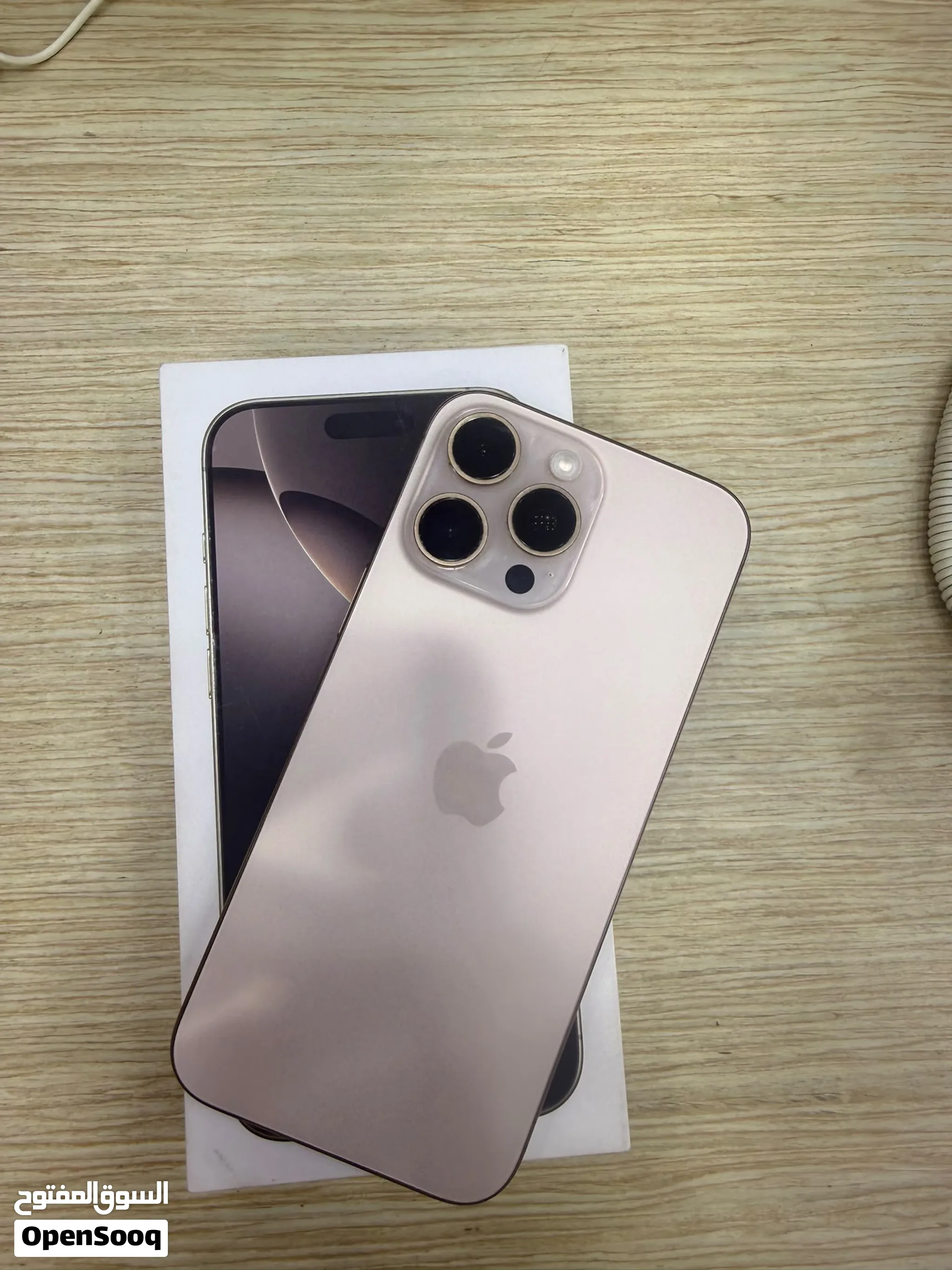 هاتف iPhone 16 pro max مستعمل معه جميع اغراضه بسعر ممتاز
