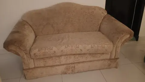 مجموعة أغراض للبيع: طقم كنب لـ 7 أشخاص وطاولة وسط. جهاز مشي بحالة جيدة جدًا. السعر المطلوب 50 دينارًا. للتواصل. 3