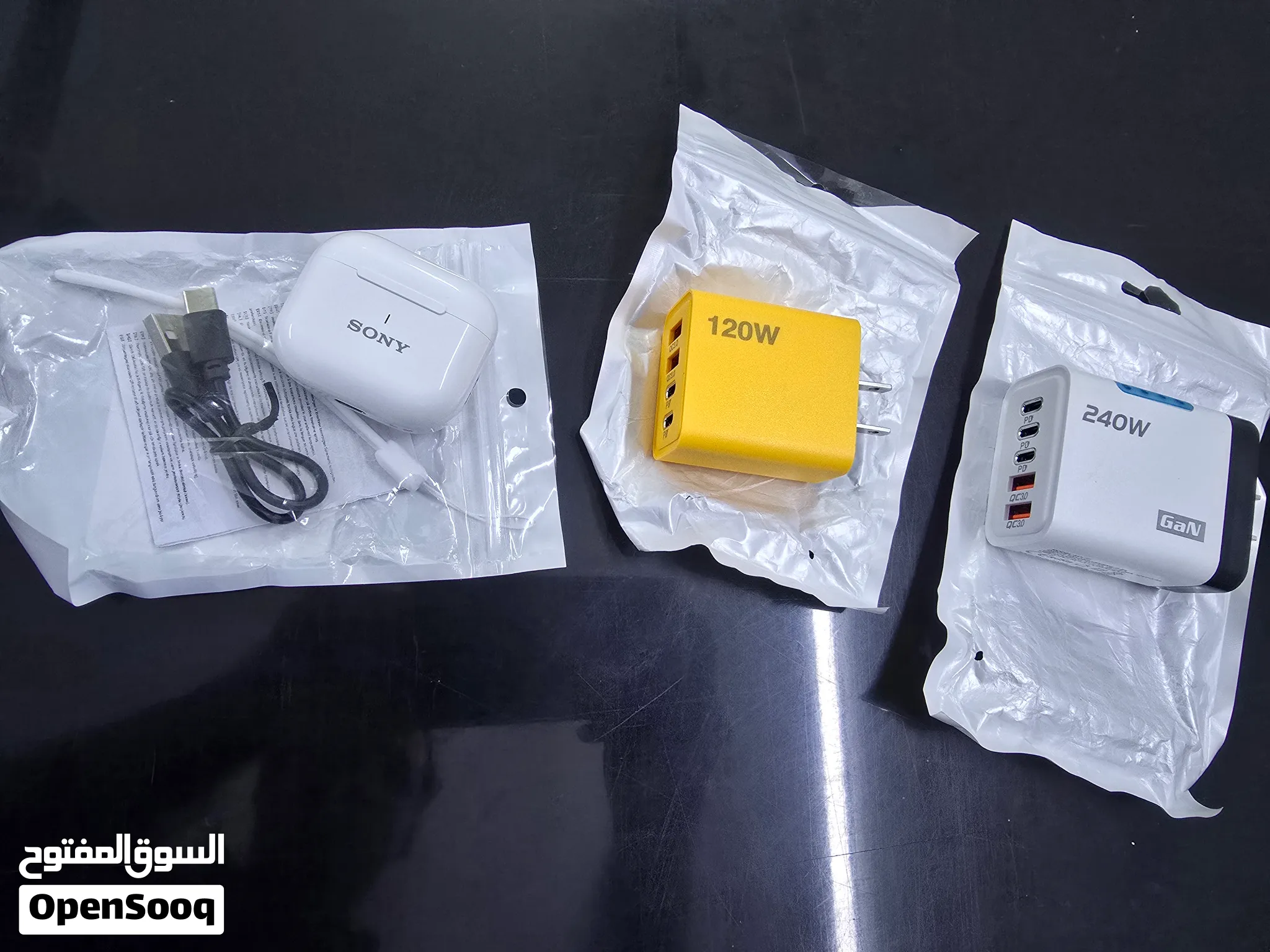 1 EARBUD 2 CHARGERS