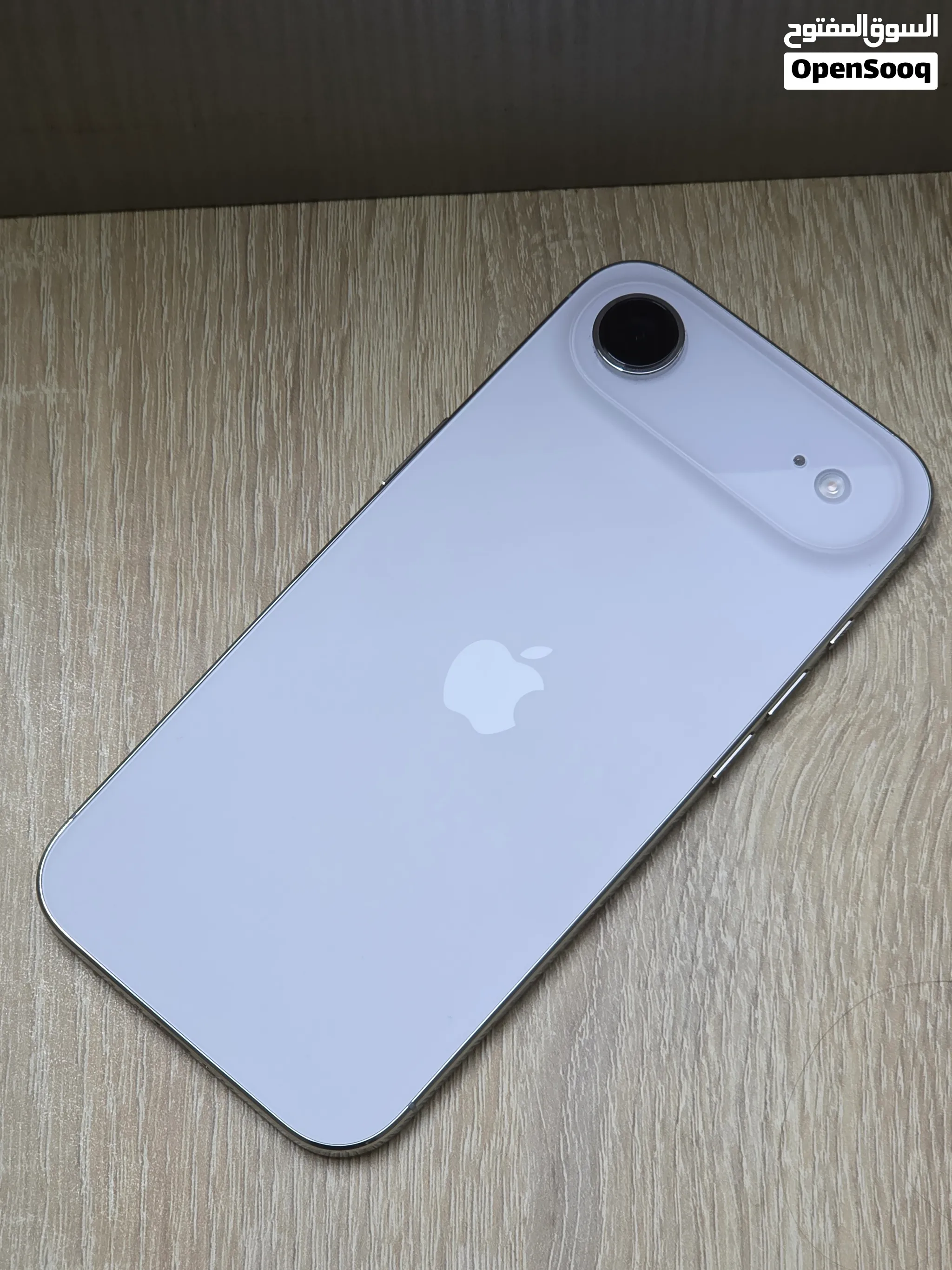 17 Air 256GB يعتبر اكتف فقط مشحون 6 مرات بحالة الجديد تماماً ما فيه ولا ملاحظة .....