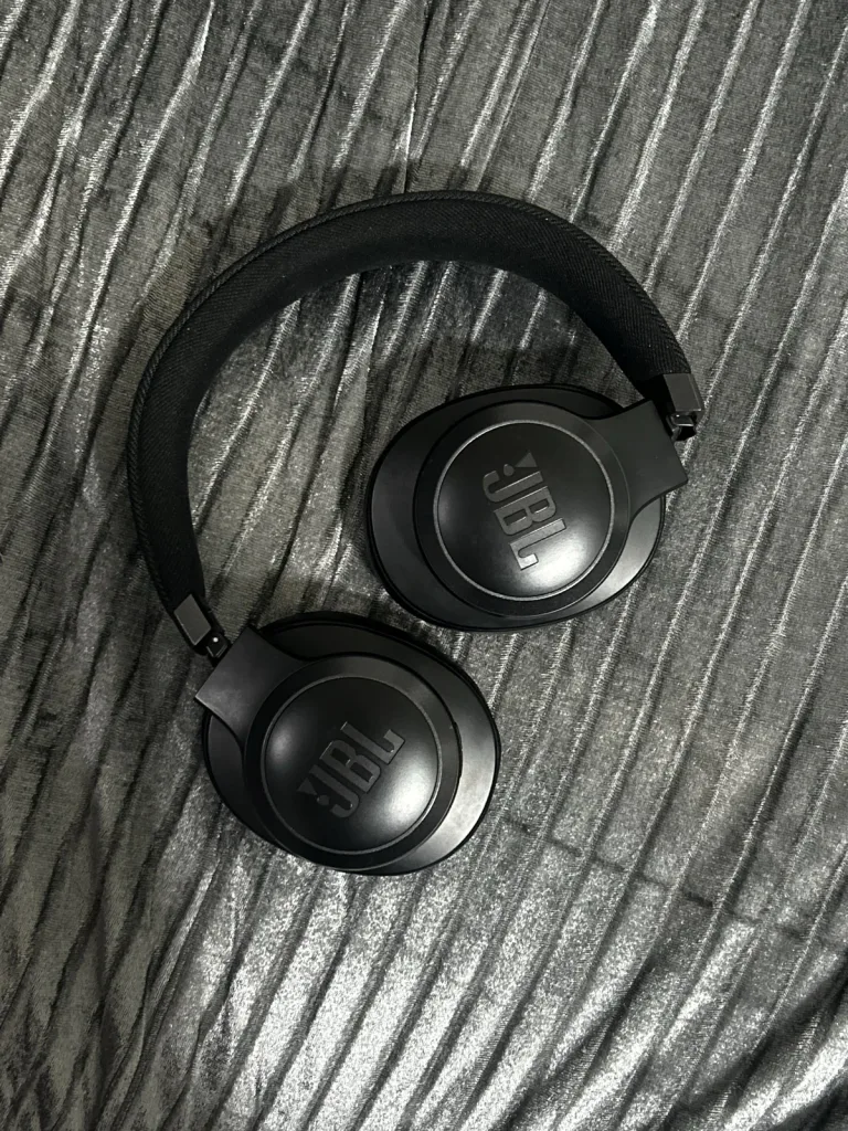 للبيع سماعة JBL Live 770 NC الأصلية باللون الأسود مع جميع ملحقاتها - استخدام خفيف جدا. الحالة ممتازة ونظيفة. تعمل بكفاءة. سبب البيع عدم