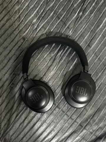 للبيع سماعة JBL Live 770 NC الأصلية باللون الأسود مع جميع ملحقاتها - استخدام خفيف جدا. الحالة ممتازة ونظيفة. تعمل بكفاءة. سبب البيع عدم 3