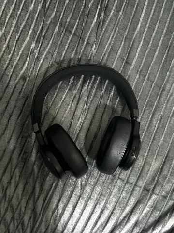 للبيع سماعة JBL Live 770 NC الأصلية باللون الأسود مع جميع ملحقاتها - استخدام خفيف جدا. الحالة ممتازة ونظيفة. تعمل بكفاءة. سبب البيع عدم 4