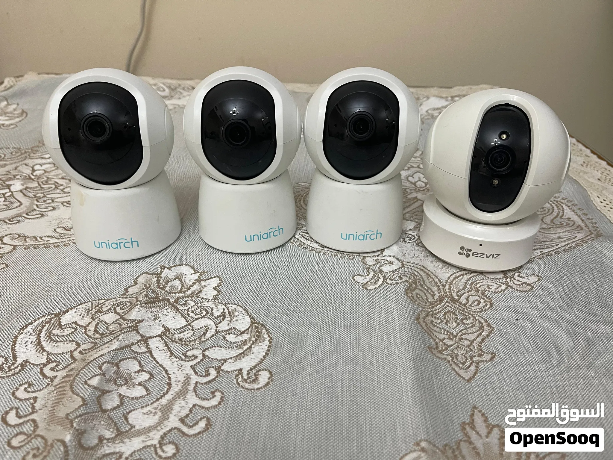 Set of 4 indoor Wi‐Fi security cameras (Uniarch + Ezviz) - working