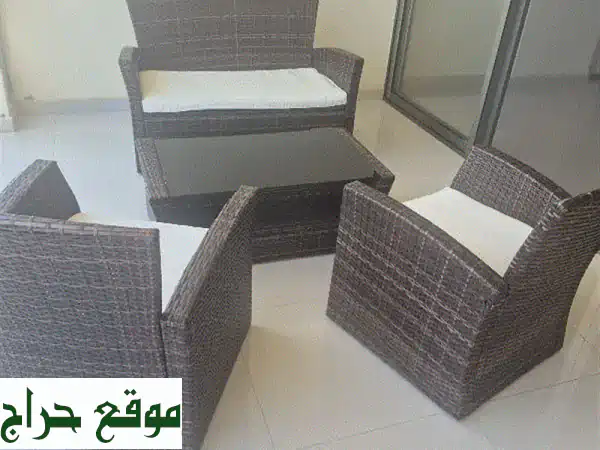 أثاث بامبو فاخر: طقم 5 مقاعد بطاولة زجاج - مثالي للحدائق والشرفات بحالة ممتازة!