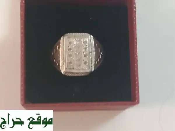 للبيع: خاتم فضة فاخر بـ 8 فصوص ألماس | أناقة وبريق لا مثيل له!