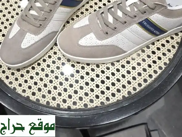 يوجد 3000 حذاء إيطالي أصلي للبيع سعر الحذاء 100 درهم