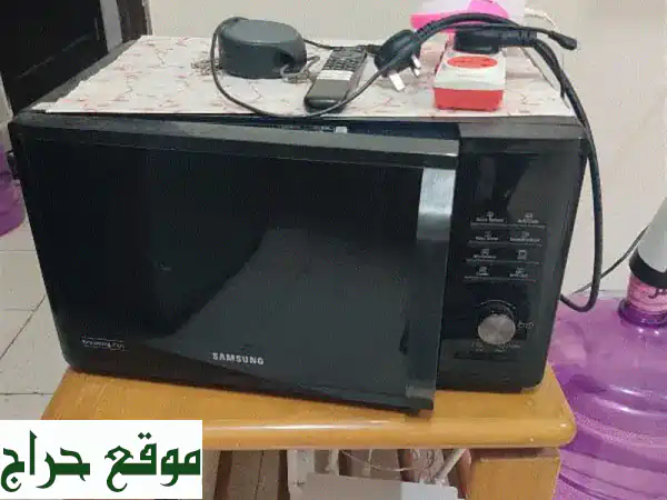 فرن ميكروويف وطاولة متكاملة: أناقة وعملية لمطبخ أحلامك