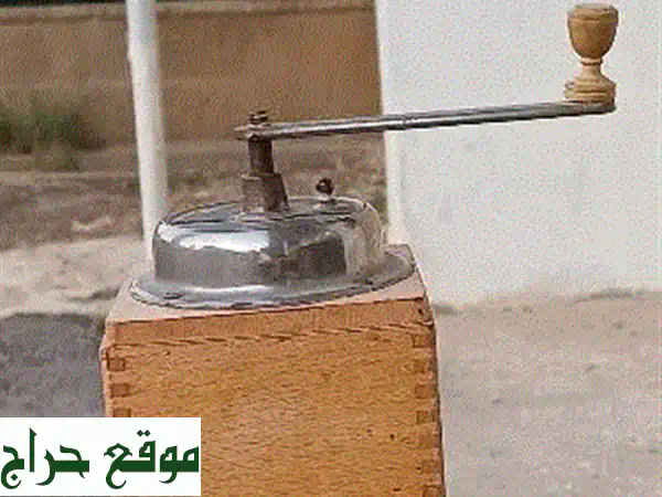 تحفة نادرة: مطحنة بن خشب أوروبية قديمة ☕ | 25$ فقط...