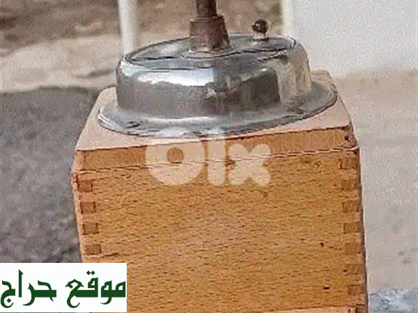 تحفة نادرة: مطحنة بن خشب أوروبية قديمة ☕ | 25$ فقط - ديلفري لبنان