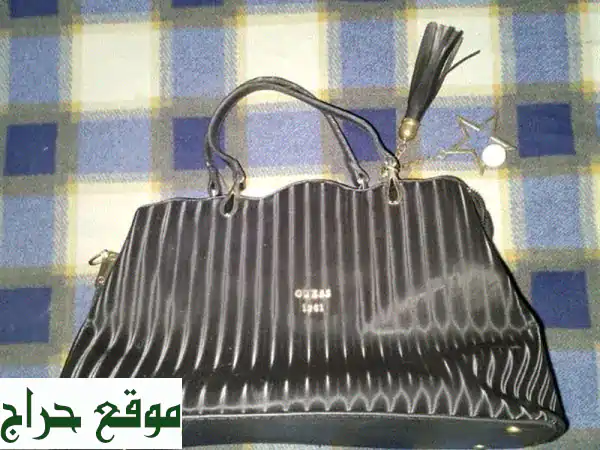 سر أناقتك بـ 5$! حقيبة سوداء عصرية لكل المناسبات.