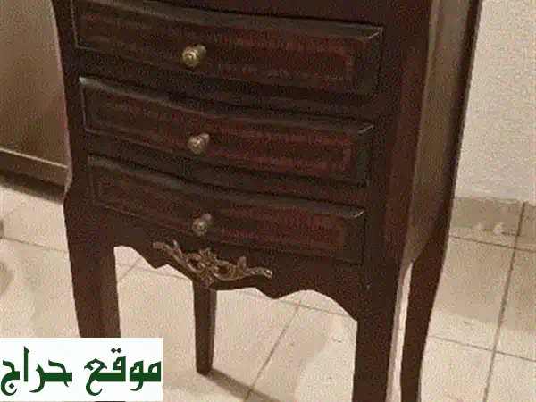 اقتنِ التاريخ والجمال: طاولة وفازة أثرية نادرة...