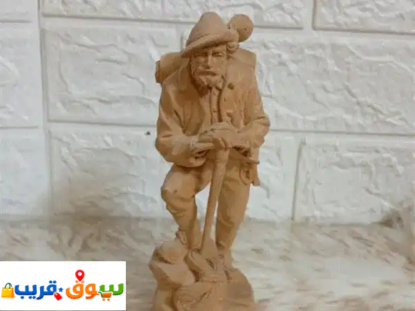 تحفة المغامرة: تمثال متسلق الجبال الخشبي...