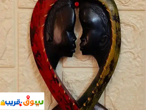 سحر الفن الأفريقي الأصيل: منحوتة خشبية بوجهين...