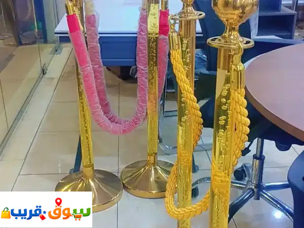 متوفر للبيع كمية من حواجز التنظيم الفاخرة، مثالية للفنادق، قاعات المناسبات، والمعارض الكبرى. ...