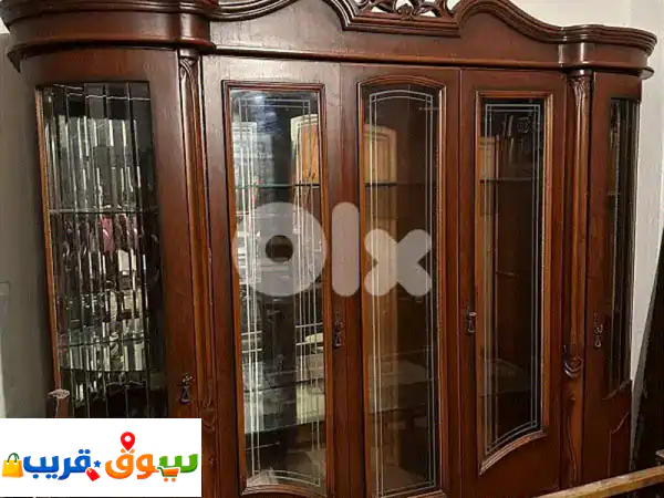 فرصة ذهبية! غرفة سفرة خشب زان فاخرة مستعملة بحالة ممتازة (8 كراسي وفاترينة كريستال) – خصم هائل!