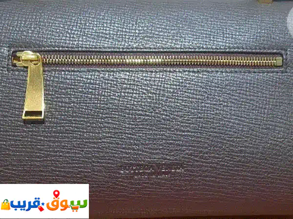 جزدان بني فاخر: رفيقك الأنيق للسفر ومقتنياتك اليومية!