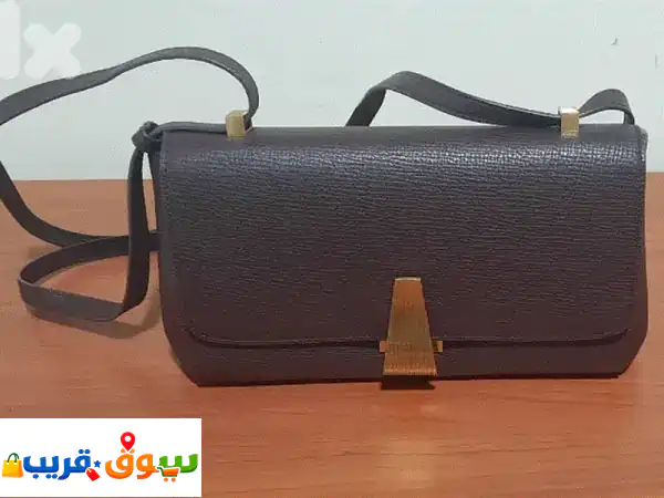 جزدان بني فاخر: رفيقك الأنيق للسفر ومقتنياتك اليومية!