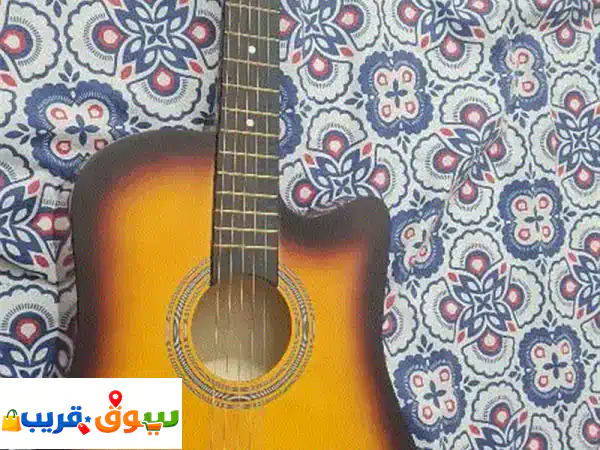 جيتار أكوستيك فاخر ومميز: صوت أصيل، حامل ريش...
