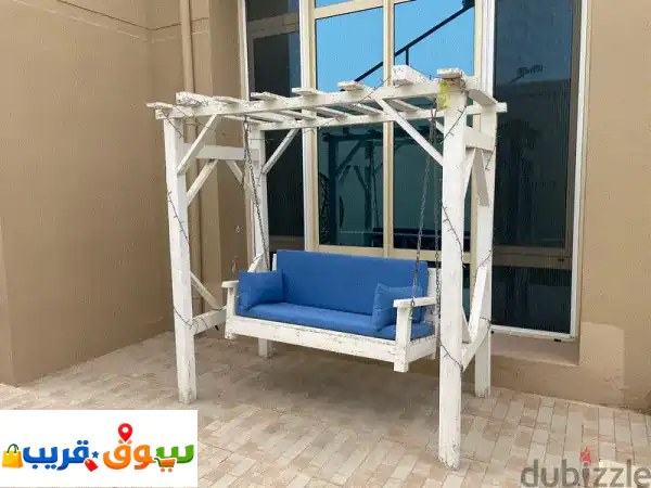 استرخاء فاخر بـ QAR 400: أرجوحة وطاولة خشب طبيعي مع...