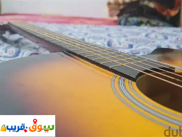 جيتار أكوستيك فاخر ومميز: صوت أصيل، حامل ريش وريش جاهزة! (سعر شبه نهائي)