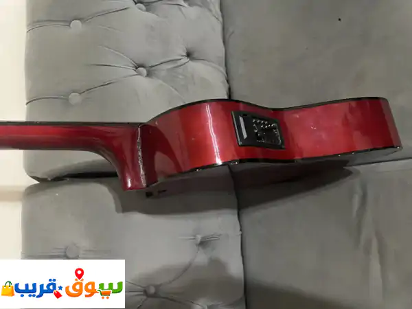 جيتار كلاسيكي مستعمل حالته جيده يوجد به كسر بسيط بجانبه