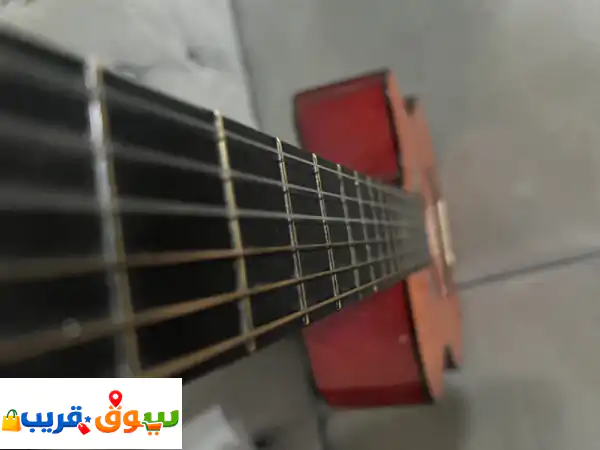 جيتار كلاسيكي مستعمل حالته جيده يوجد به كسر...