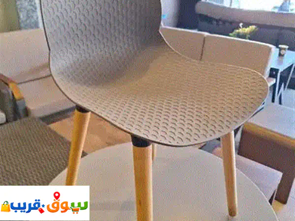كرسي سفرة بلاستيك بأرجل خشبية: أناقة عصرية، راحة تدوم، وألوان لكل ذوق!