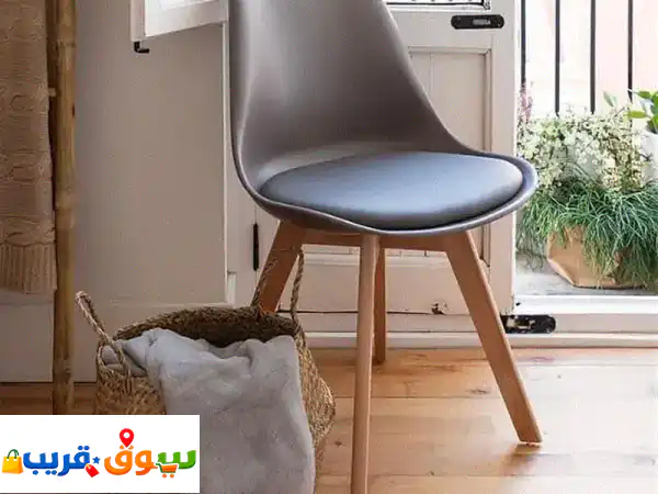 كرسي سفرة بلاستيك بأرجل خشبية: أناقة عصرية، راحة...