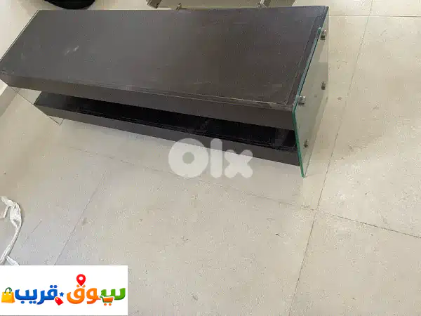 فرصة ذهبية! أثاث صالون فاخر للبيع: كنبتي تشيسترفيلد، طاولة TV زجاجية، ومكتبة موغونو مميزة!