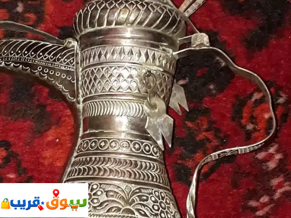 عندي دلة قهوة فضة عمانيه خالصه لو حد مهتم في الشارقة
