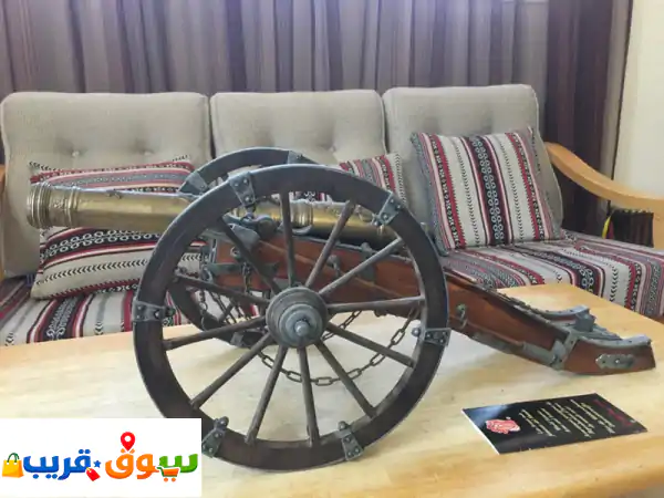 تحفة فنية تاريخية لمدفع، مصنوع من البرونز والخشب. يزن البرونز حوالي 2 كيلوغرام، وأبعاد المدفع ...