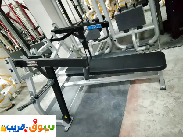 جهاز تمرين عضله الصدر من ماركة همر الجهاز يشبه الجديد وبسعر مناسب ومتوفر لدينا العديد من الاجهزة ...