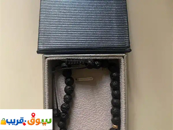 سوار رجالي أسود بذهبي: أناقة وجاذبية لا مثيل لها...