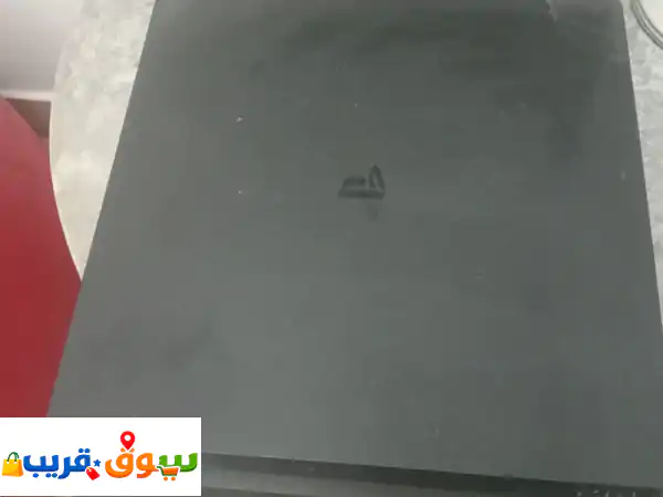 بلايستيشن 4 للبيع مع جير واحد السعر 45 دينار بحريني.