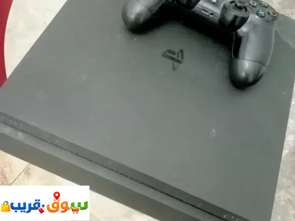 بلايستيشن 4 للبيع مع جير واحد السعر 45 دينار بحريني.
